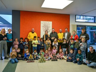 672 Gläser Honig aus Hanau werden an Kitas verteilt