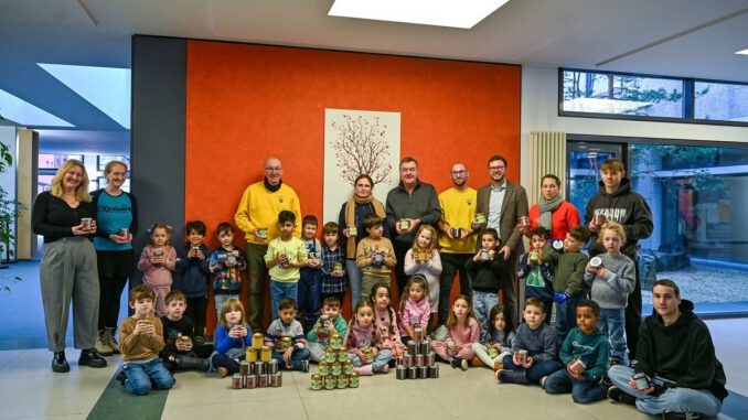 672 Gläser Honig aus Hanau werden an Kitas verteilt