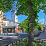 Abschlussarbeiten am Johanneskirchplatz: Ramsaystraße erhält helle Fahrbahnbeschichtung und neue Fahrradbügel
