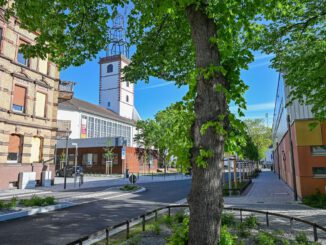 Abschlussarbeiten am Johanneskirchplatz: Ramsaystraße erhält helle Fahrbahnbeschichtung und neue Fahrradbügel