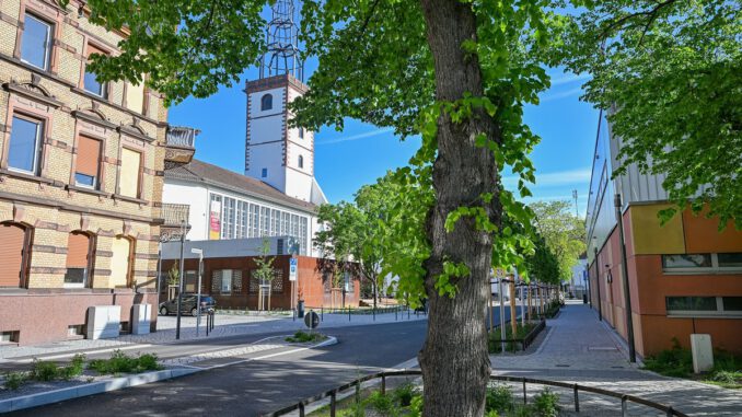 Abschlussarbeiten am Johanneskirchplatz: Ramsaystraße erhält helle Fahrbahnbeschichtung und neue Fahrradbügel Abschlussarbeiten am Johanneskirchplatz: Ramsaystraße erhält helle Fahrbahnbeschichtung und neue Fahrradbügel