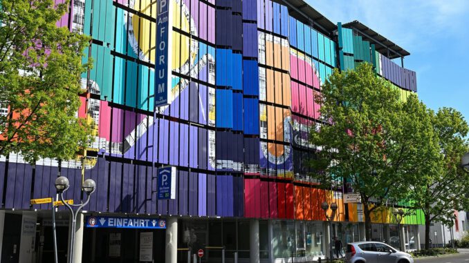 Am Forum in Hanau: Parkhaus stellt auf kennzeichenbasiertes, schrankenloses System um Am Forum in Hanau: Parkhaus stellt auf kennzeichenbasiertes, schrankenloses System um