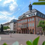 Ausstellung im Neustädter Rathaus beleuchtet Lebenswirklichkeit von Menschen mit Suchterkrankung