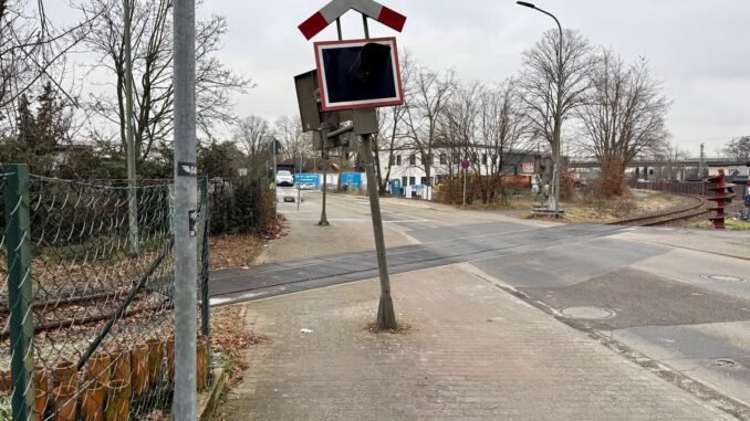 Blinklichtanlage an Bahnübergang bei Großauheim beschädigt Polizei ermittelt wegen Unfallflucht Blinklichtanlage an Bahnübergang bei Großauheim beschädigt Polizei ermittelt wegen Unfallflucht