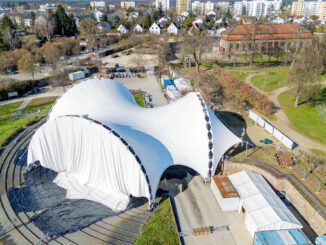 Dachaufbau im Amphitheater markiert Beginn der Vorbereitungen für die Brüder Grimm Festspiele Hanau