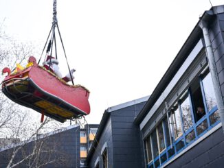 Feuerwehr Hanau spielt Nikolaus in Kinderklinik und verteilt Geschenke
