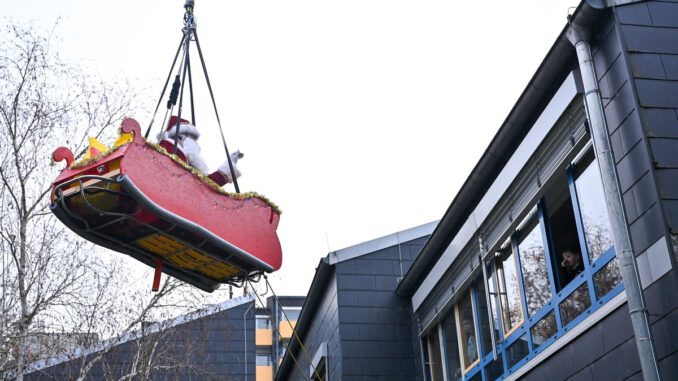 Feuerwehr Hanau spielt Nikolaus in Kinderklinik und verteilt Geschenke Feuerwehr Hanau spielt Nikolaus in Kinderklinik und verteilt Geschenke