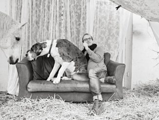 Fotografien in Schloss Philippsruhe zeigen Männer mit ihren Tieren