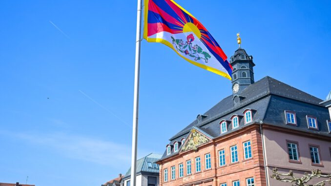 Hanau erinnert am 10. März an den tibetischen Aufstand und hisst die tibetische Flagge Hanau erinnert am 10. März an den tibetischen Aufstand und hisst die tibetische Flagge