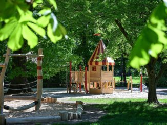 Hanau eröffnet neu gestalteten Spielplatz im Schlossgarten mit Märchenthema