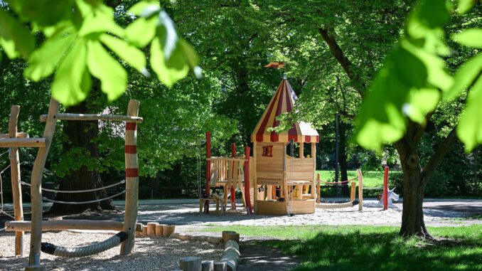 Hanau eröffnet neu gestalteten Spielplatz im Schlossgarten mit Märchenthema
