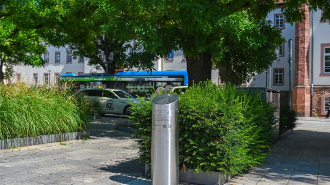 Hanau erweitert Hitzeschutz: Karten, Trinkstationen und Freibäder sollen entlasten