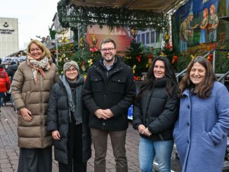 Hanau setzt auf junge Stimmen: 100 Kinder auf der Weihnachtsmarkt-Bühne für Spende