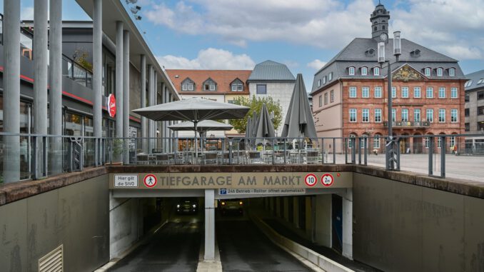 Hanau setzt privaten Sicherheitsdienst in städtischen Parkhäusern wieder ein Hanau setzt privaten Sicherheitsdienst in städtischen Parkhäusern wieder ein