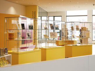 Hanau zeigt Vitrinenausstellung zu 60 Jahren Partnerschaft mit Conflans Sainte Honorine