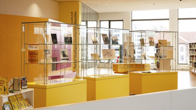 Hanau zeigt Vitrinenausstellung zu 60 Jahren Partnerschaft mit Conflans Sainte Honorine
