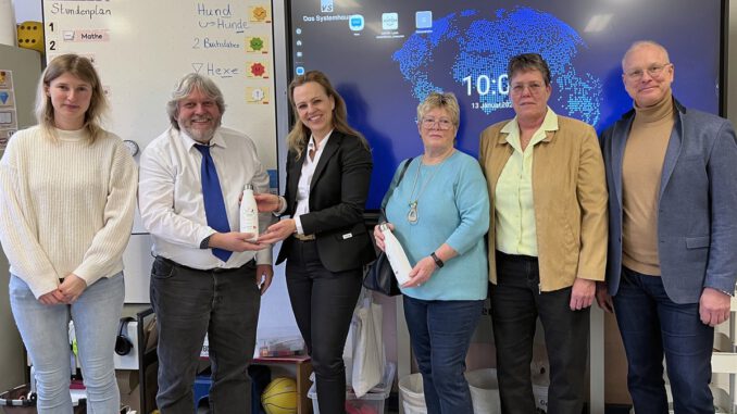 Hanauer Grundschulen fördern regelmäßiges Trinken mit Aktion und Gratisflaschen Hanauer Grundschulen fördern regelmäßiges Trinken mit Aktion und Gratisflaschen