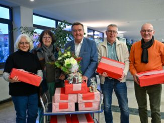 Hanauer Imkerverein übergibt 148 Gläser Honig an soziale Einrichtungen der Stadt