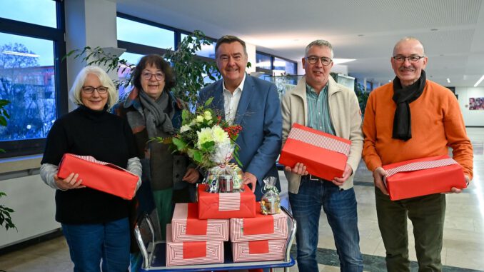 Hanauer Imkerverein übergibt 148 Gläser Honig an soziale Einrichtungen der Stadt Hanauer Imkerverein übergibt 148 Gläser Honig an soziale Einrichtungen der Stadt