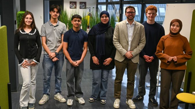 Hanauer Schüler diskutieren Schulbau, Ganztagsbetreuung und Demokratieprojekte mit Bürgermeister