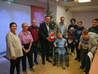 Hanauer Stadtspitze besucht Wohngruppen des Behindertenwerks und übergibt Geldgeschenke zur Adventszeit