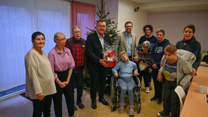 Hanauer Stadtspitze besucht Wohngruppen des Behindertenwerks und übergibt Geldgeschenke zur Adventszeit