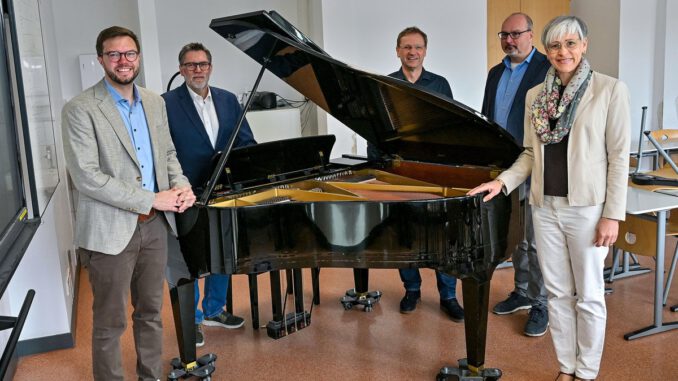 Historischer Steinway Flügel der Karl Rehbein Schule in Hanau wird instand gesetzt Historischer Steinway Flügel der Karl Rehbein Schule in Hanau wird instand gesetzt