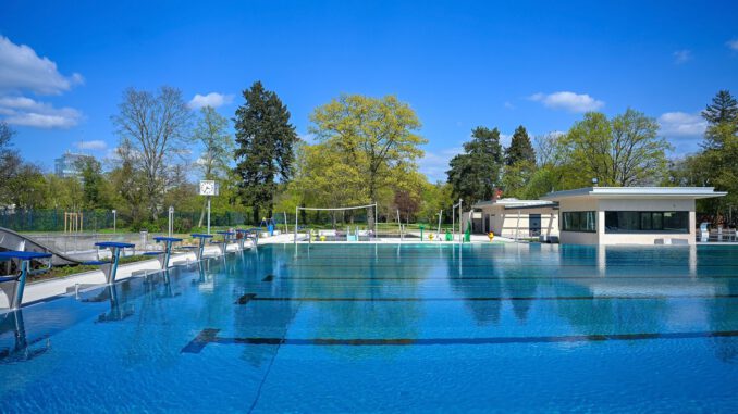 Hitze und Modernisierung treiben Besucherzahlen in Hanauer Bädern auf Rekordhöhe