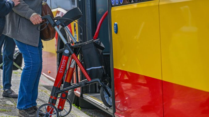 Praktische Schulung für Rollatornutzer im Bus: Hanau lädt zu Übungsterminen ein Praktische Schulung für Rollatornutzer im Bus: Hanau lädt zu Übungsterminen ein