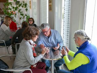 Seniorentreff in Hanau bietet Austausch und Hilfe bei Smartphonefragen am 17. Juni