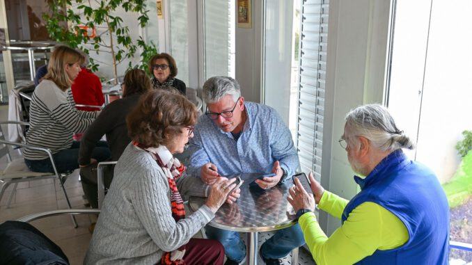 Seniorentreff in Hanau bietet Austausch und Hilfe bei Smartphonefragen am 17. Juni Seniorentreff in Hanau bietet Austausch und Hilfe bei Smartphonefragen am 17. Juni