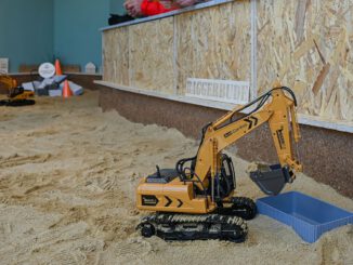 Stadthof Hanau bietet im April Ausstellungen, Retrospiele und ein neues Baggerangebot