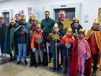 Sternsinger aus Hanau bringen Segensspruch ins Rathaus und werben für Schulprojekte in Bangladesch