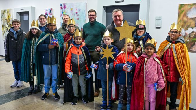 Sternsinger aus Hanau bringen Segensspruch ins Rathaus und werben für Schulprojekte in Bangladesch