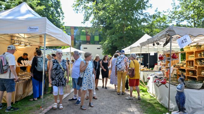 Vier Tage Wein, Musik und Kunst im Schlossgarten von Hanau